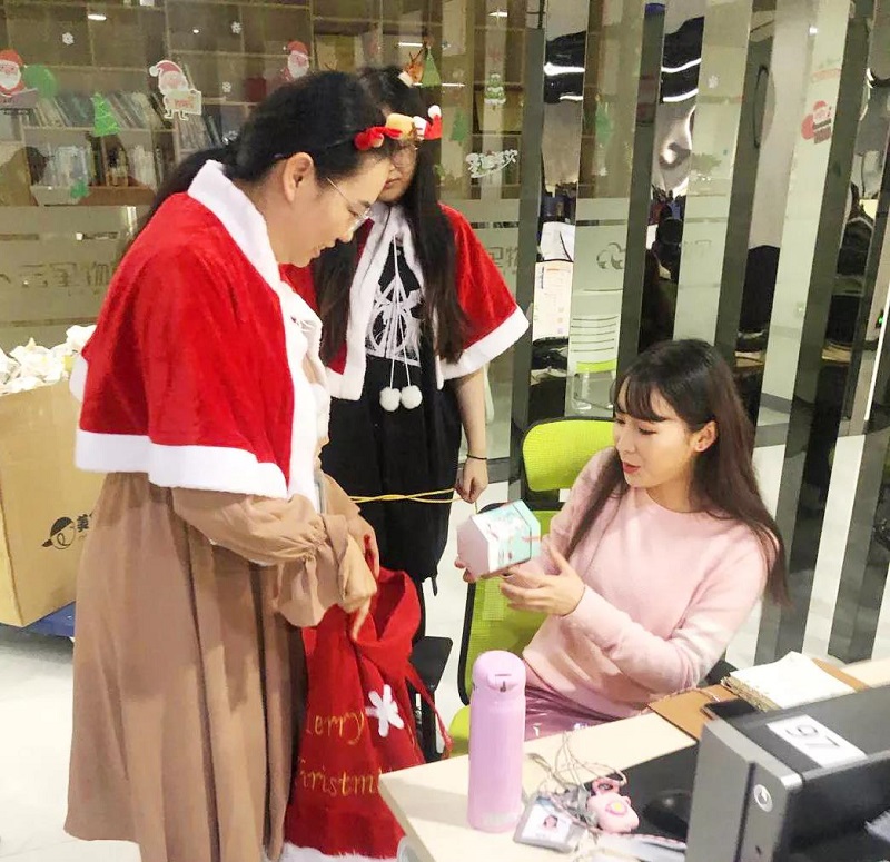 2019年圣诞节云里物里小姐姐化身麋鹿派发礼物